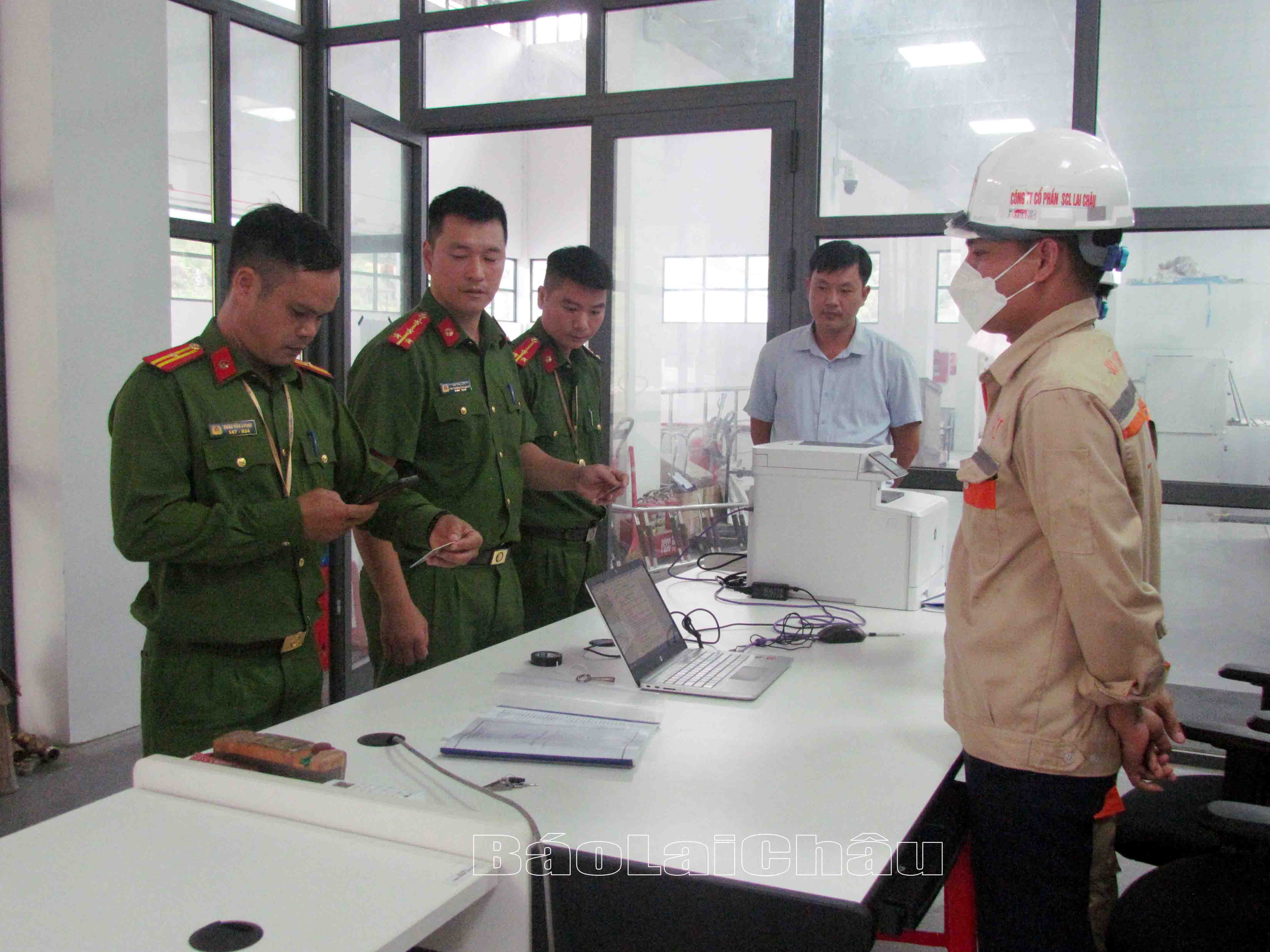 Công an xã Bản Lang kiểm tra việc chấp hành quy định tạm trú đối với công dân làm việc tại Nhà máy thủy điện Nậm Lụm 2.